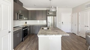 Réfrigérateur, tables à manger