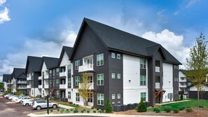 Exterior - Landing | Spectacular 2BD, Gym, Pool (Huntsville)