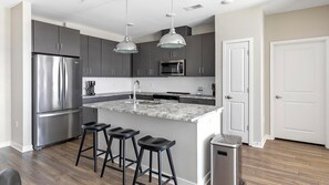 冷蔵庫、ダイニングテーブル