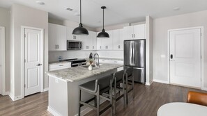 Frigorífic i una taula de menjador