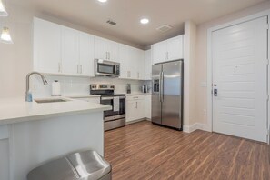 Réfrigérateur, tables à manger