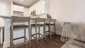 Réfrigérateur, tables à manger