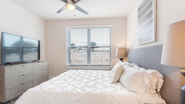 2 bedrooms, desk, iron/ironing board, WiFi