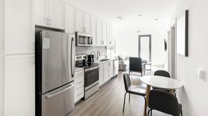 Frigorífico y mesa de comedor