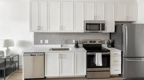 Køleskab, spisebord