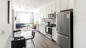 Kühlschrank, Esstisch