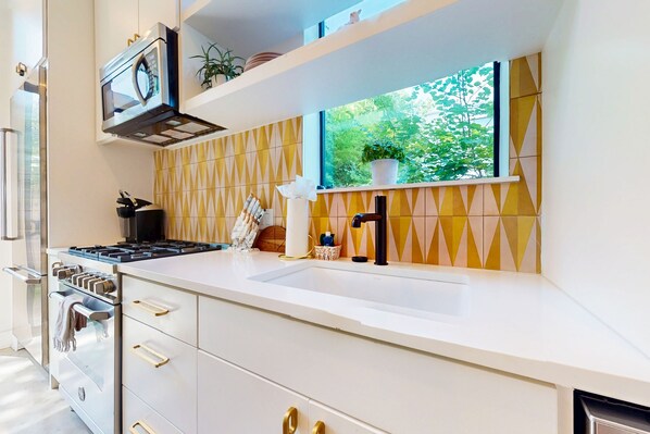 Kühlschrank, Mikrowelle, Ofen, Herdplatte