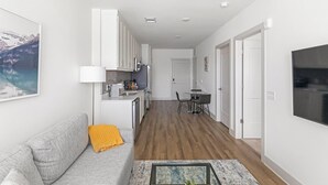 Ein modernes Apartment mit Küche, Essbereich und Wohnzimmer.