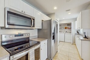 Frigorífico, microondas, horno y placa de cocina