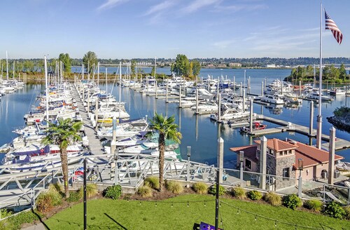 Landing | Stylish 1BD, Clubhouse, Pool