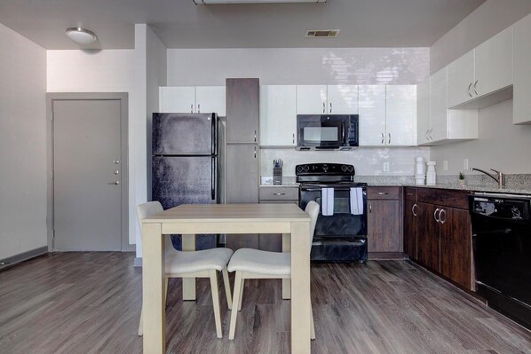 Kühlschrank, Esstisch