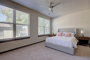 2 bedrooms, desk, iron/ironing board, WiFi - Landing | Beautiful 2BD, Clubhouse, Gym (San Antonio)