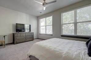 2 Schlafzimmer, Schreibtisch, Bügeleisen/Bügelbrett, WLAN