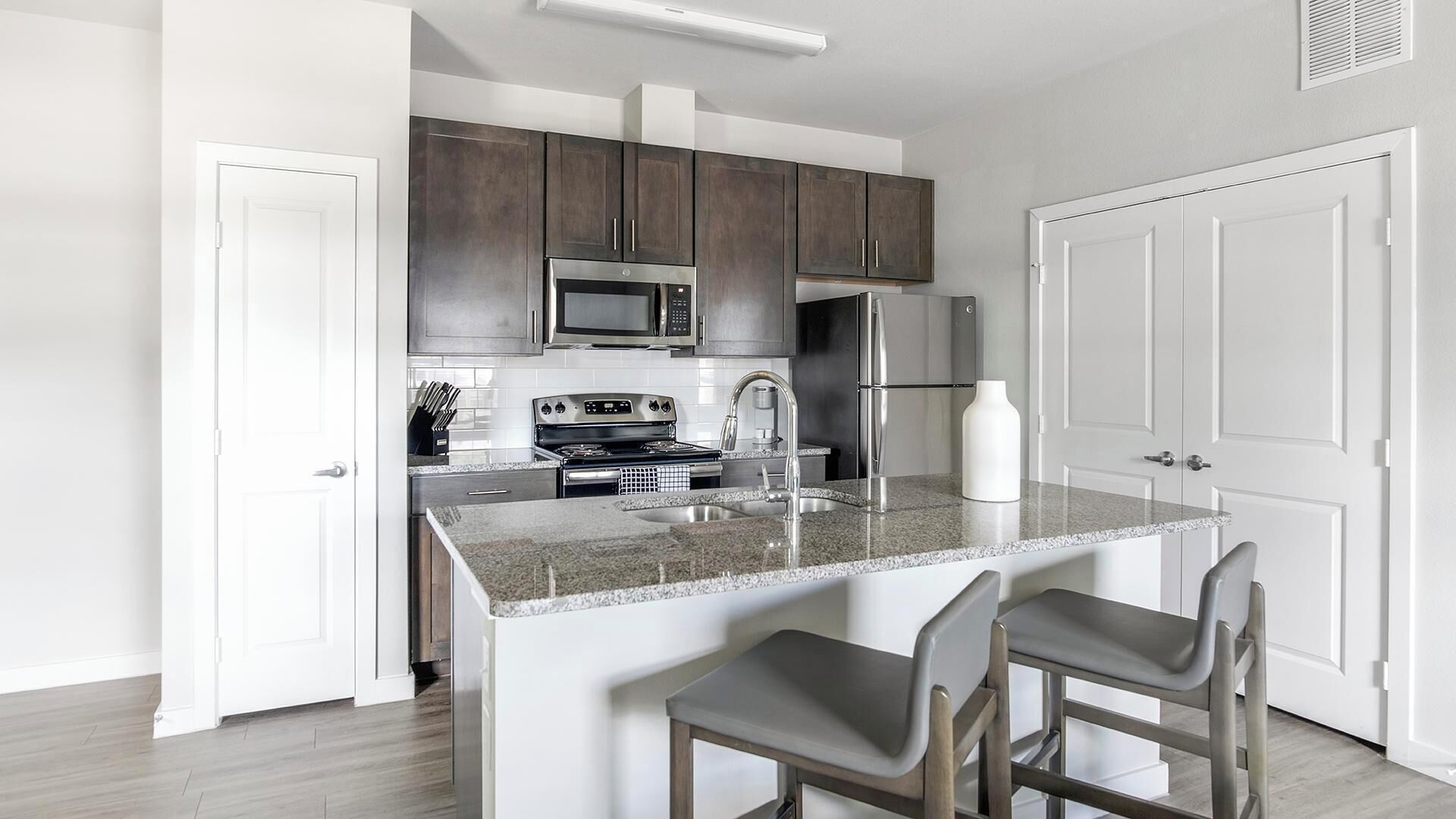 Réfrigérateur, tables à manger