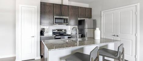 冷蔵庫、ダイニングテーブル