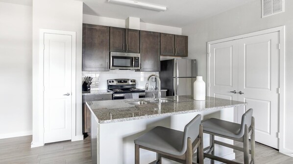 ثلاجة، مائدة طعام