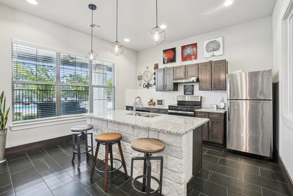 Refrigerador y comedor 