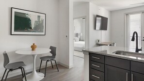 1 dormitorio, escritorio, tabla de planchar con plancha y wifi