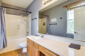 A bathroom with a bathtub, toilet, and sink. - Fish & Hike: Pet-Friendly Humble Home w/ Yard (Humble)