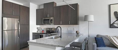 ثلاجة، مائدة طعام