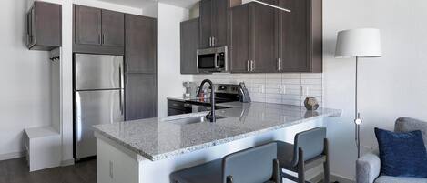 Jääkaappi, ruokailupöytä