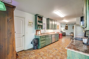Fridge, microwave, stovetop, dishwasher