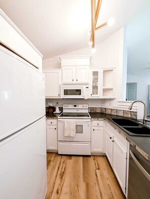 Micro-ondes, four, plaque de cuisson, lave-vaisselle