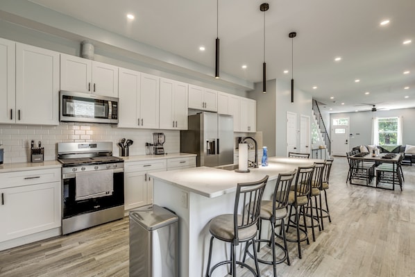 Fridge, microwave, stovetop, dishwasher