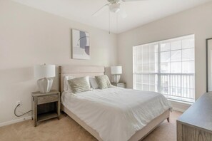 2 室のベッドルーム、デスク、アイロン / アイロン台、WiFi