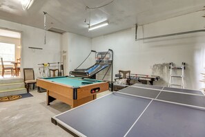 Games room - Family Retreat w/ 2 Game Rooms & Deck in Long Pond (Long Pond)