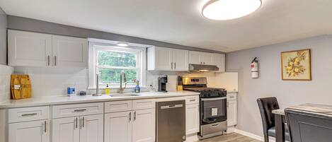 Fridge, microwave, stovetop, dishwasher