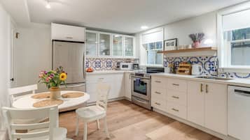 Kühlschrank, Mikrowelle, Herdplatte, Geschirrspüler