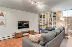 TV, books - Walkable Apt w/ Off-Street Parking in Cheesman! (Denver)