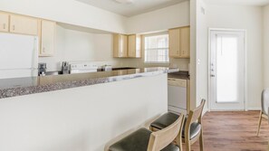 Refrigerador, mesa de comedor