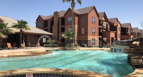 Landing | Chic 2BD, Game Room, Clubhouse