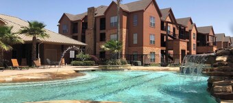 Landing | Chic 2BD, Game Room, Clubhouse