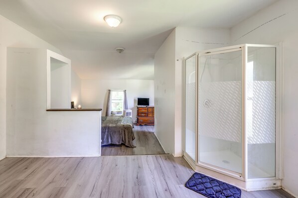 5 bedrooms, iron/ironing board, internet, bed sheets