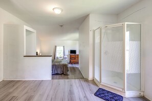 5 bedrooms, iron/ironing board, Internet, bed sheets