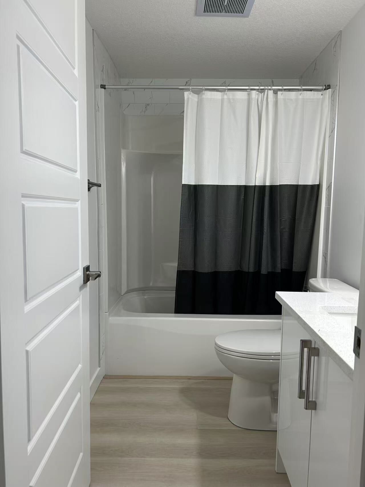 Secador de pelo, toallas, jabón y papel higiénico