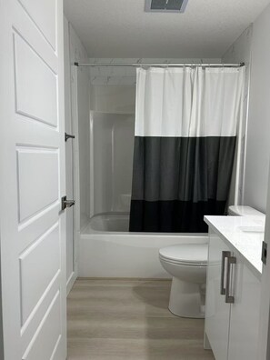 Hårføner, håndklær, såpe og toalettpapir