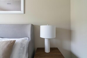 1 dormitorio, escritorio, tabla de planchar con plancha y wifi