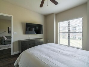 1 bedroom, desk, iron/ironing board, WiFi