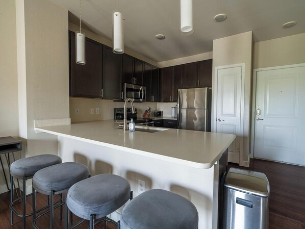 Réfrigérateur, table de salle à manger