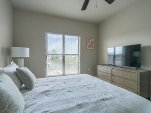1 dormitorio, escritorio, tabla de planchar con plancha y wifi