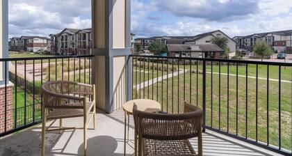 Landing | Modern 1BD, Pool, Courtyard