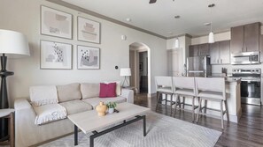 Smart TV - Landing | Amazing 1BD, Gym, Clubhouse (Manor)