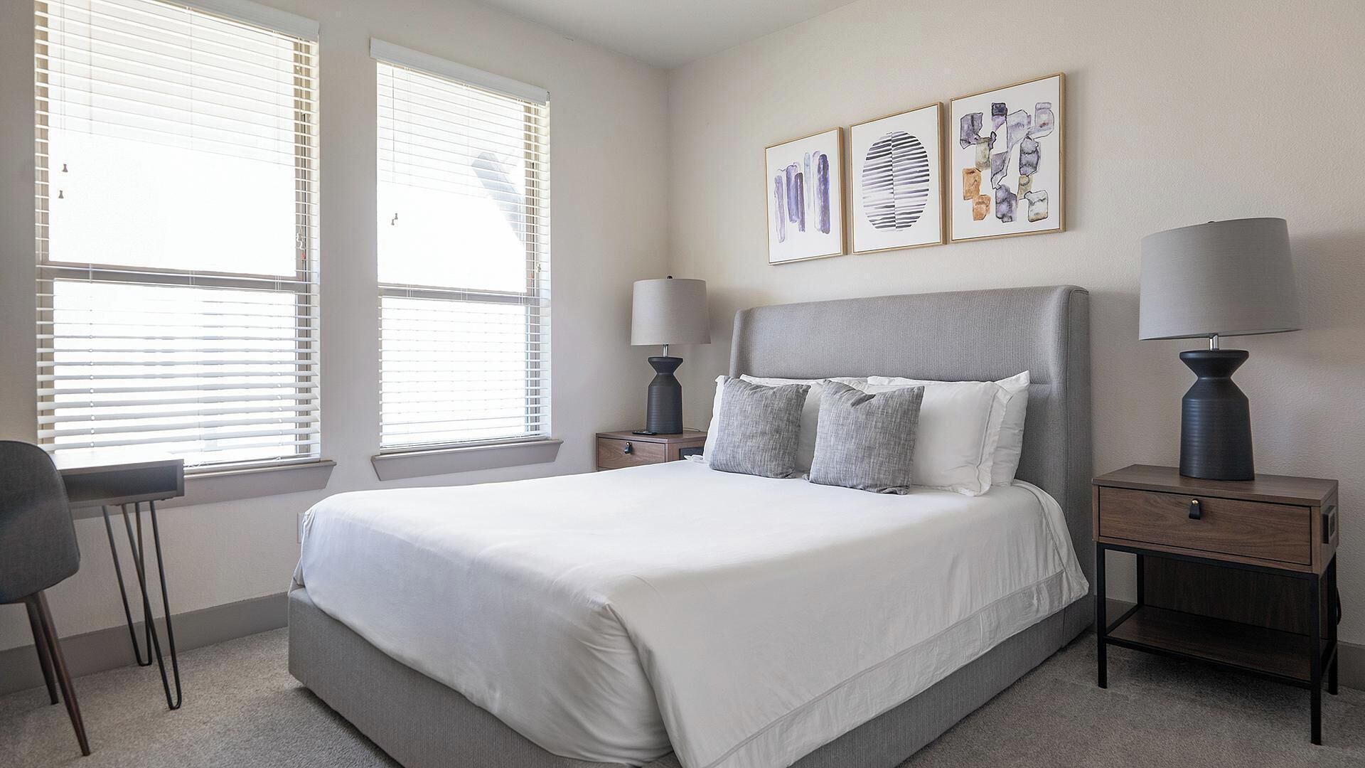 Skrivebord, strykejern/-brett, wi-fi og sengetøy