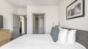 1 dormitorio, escritorio, tabla de planchar con plancha y wifi