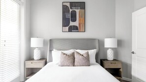 1 dormitorio, escritorio, tabla de planchar con plancha y wifi