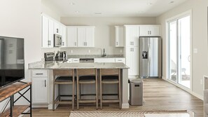 Kjøleskap og spisebord